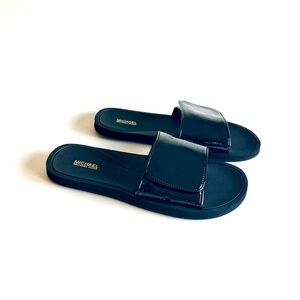 New Michael Kors Black Patent Leather Signature Logo Rubber Outsole Flip Flops